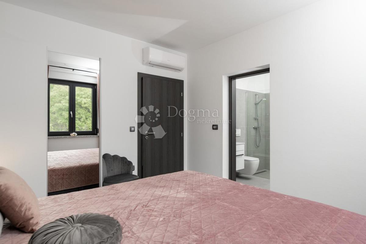 BELLISSIMA CASA A UN PIANO CON PISCINA SU LOTTO SEPARATO