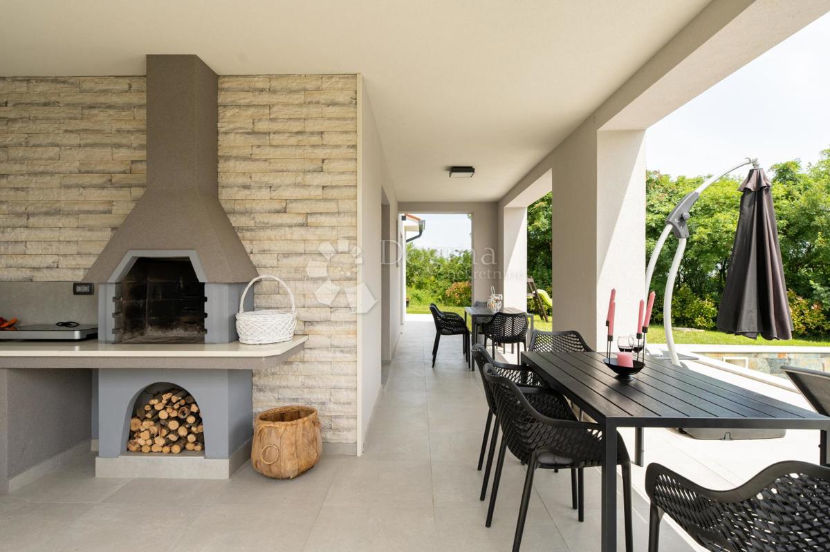 BELLISSIMA CASA A UN PIANO CON PISCINA SU LOTTO SEPARATO