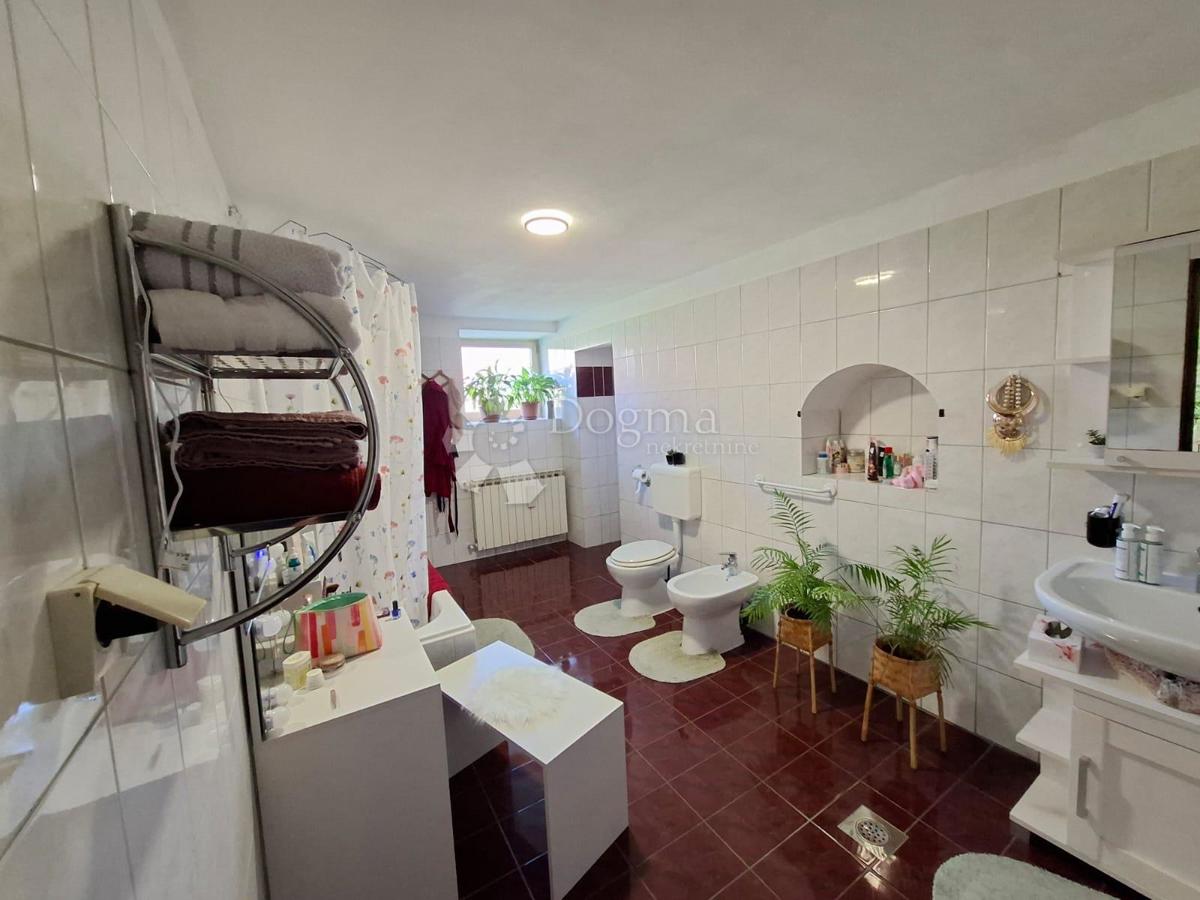 KARIGADOR - Casa con 3 appartamenti a 300m dal mare