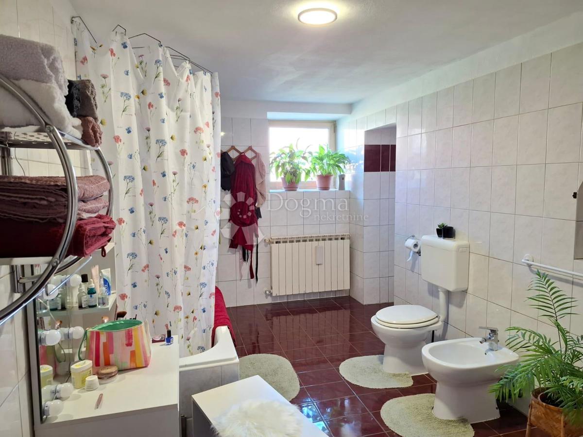 KARIGADOR - Casa con 3 appartamenti a 300m dal mare