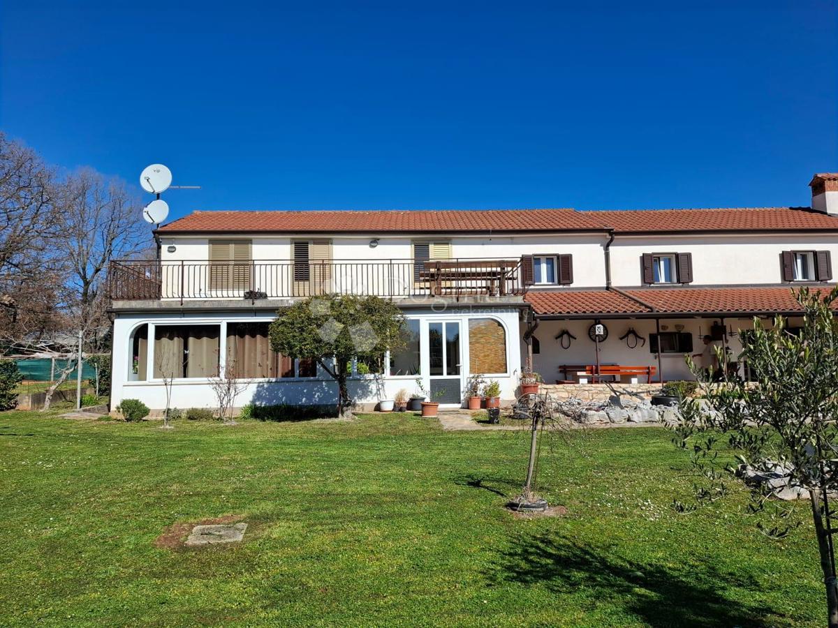 KARIGADOR - Casa con 3 appartamenti a 300m dal mare