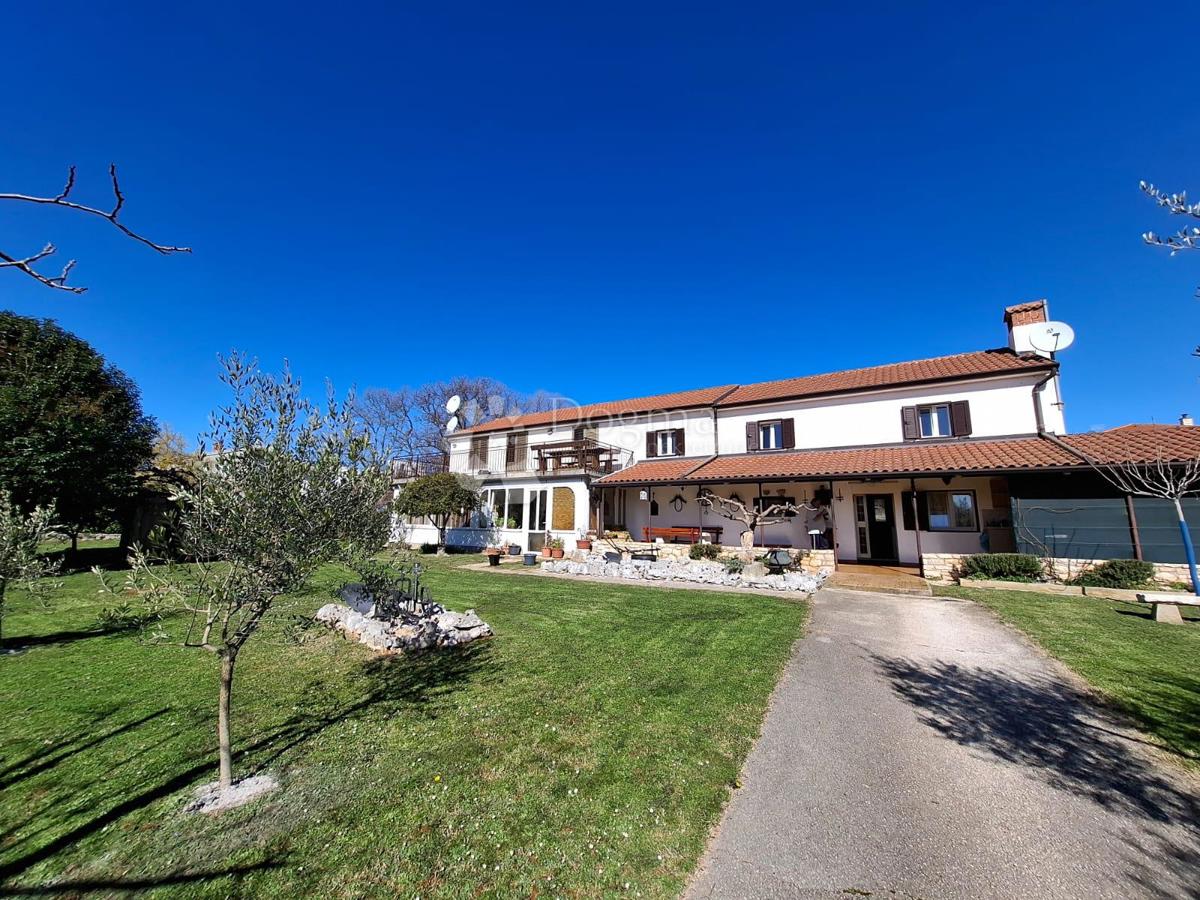 KARIGADOR - Casa con 3 appartamenti a 300m dal mare