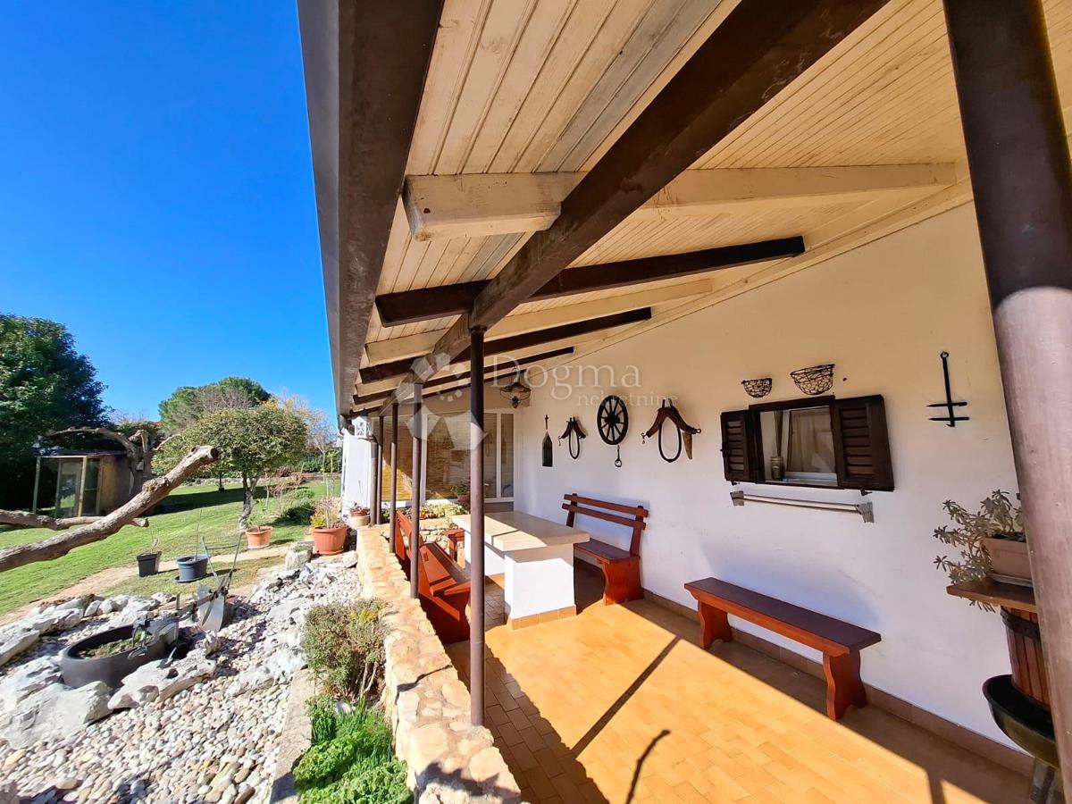 KARIGADOR - Casa con 3 appartamenti a 300m dal mare