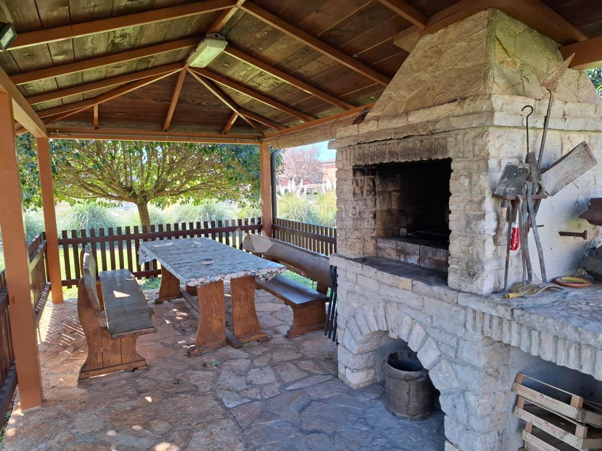 KARIGADOR - Casa con 3 appartamenti a 300m dal mare