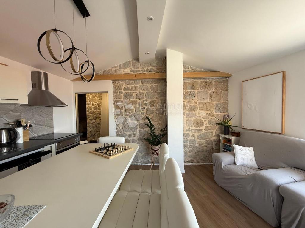 Affascinante casa con due appartamenti separati a Kliška Varoš – Tranquillità, panorama e potenziale nel cuore della Dalmazia interna