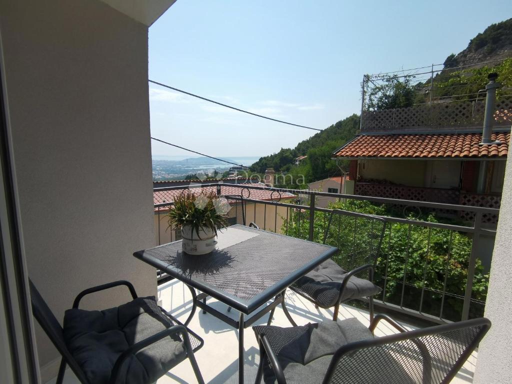 Affascinante casa con due appartamenti separati a Kliška Varoš – Tranquillità, panorama e potenziale nel cuore della Dalmazia interna