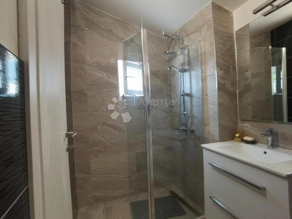 Affascinante casa con due appartamenti separati a Kliška Varoš – Tranquillità, panorama e potenziale nel cuore della Dalmazia interna