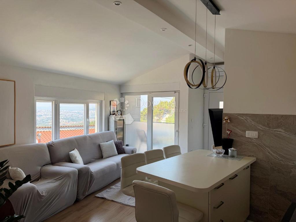 Affascinante casa con due appartamenti separati a Kliška Varoš – Tranquillità, panorama e potenziale nel cuore della Dalmazia interna