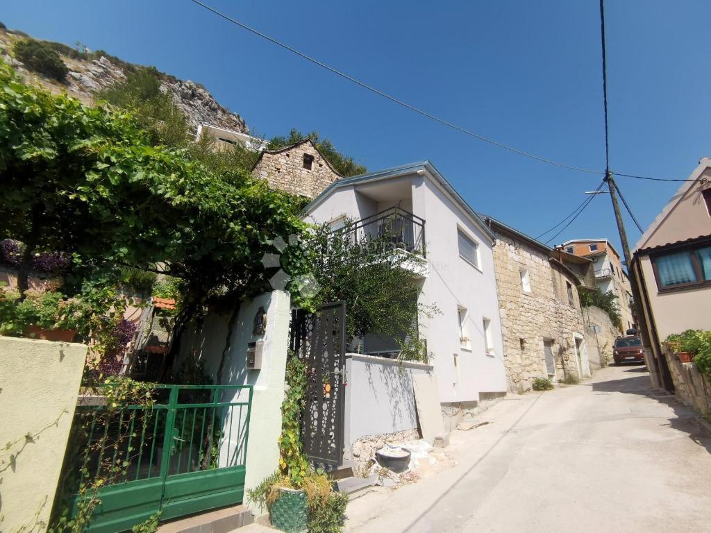 Affascinante casa con due appartamenti separati a Kliška Varoš – Tranquillità, panorama e potenziale nel cuore della Dalmazia interna