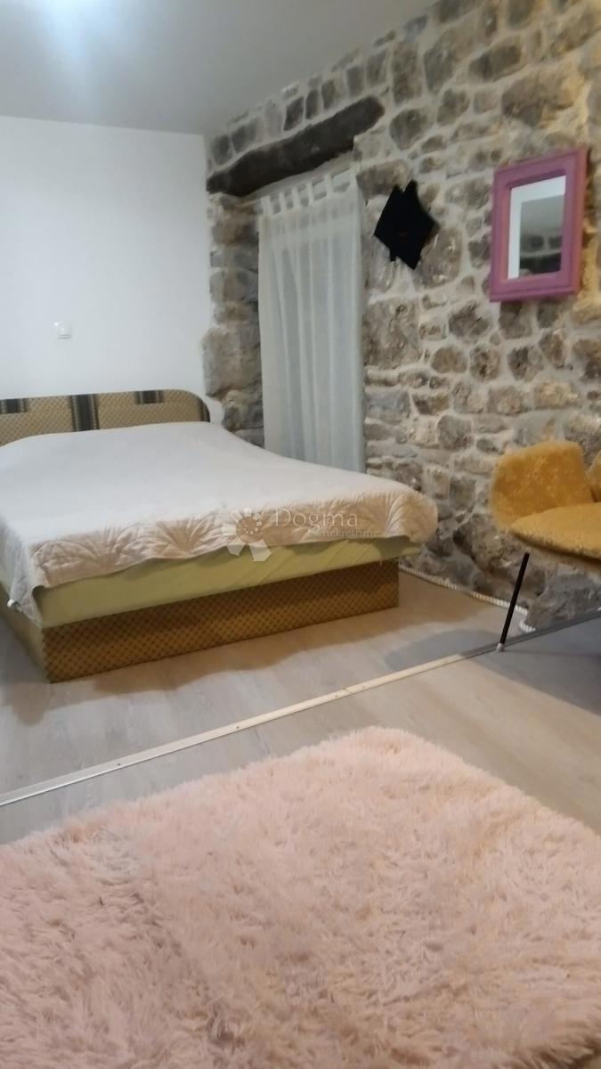 Affascinante casa con due appartamenti separati a Kliška Varoš – Tranquillità, panorama e potenziale nel cuore della Dalmazia interna