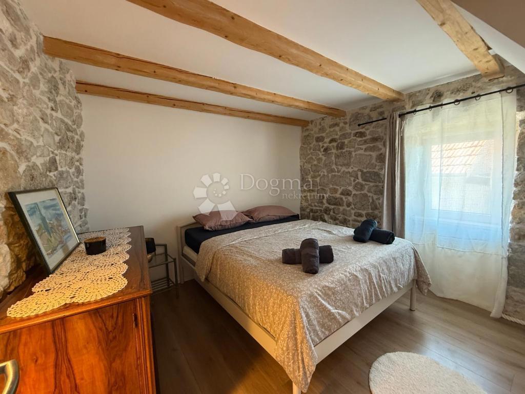 Affascinante casa con due appartamenti separati a Kliška Varoš – Tranquillità, panorama e potenziale nel cuore della Dalmazia interna