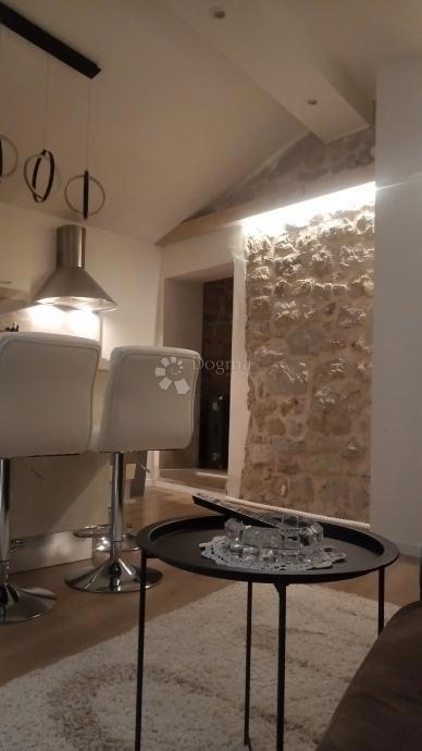 Affascinante casa con due appartamenti separati a Kliška Varoš – Tranquillità, panorama e potenziale nel cuore della Dalmazia interna