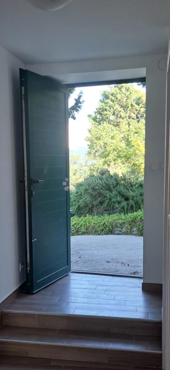 TRIBUNJ – Unica sul mercato! Casa con piscina in posizione eccezionale + ulteriore casa da ristrutturare!