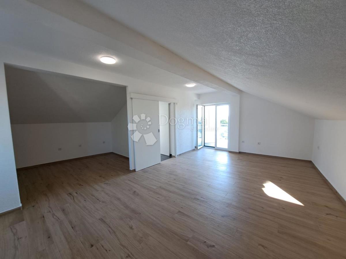 TRIBUNJ – Unica sul mercato! Casa con piscina in posizione eccezionale + ulteriore casa da ristrutturare!