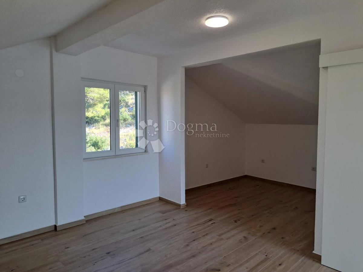 TRIBUNJ – Unica sul mercato! Casa con piscina in posizione eccezionale + ulteriore casa da ristrutturare!