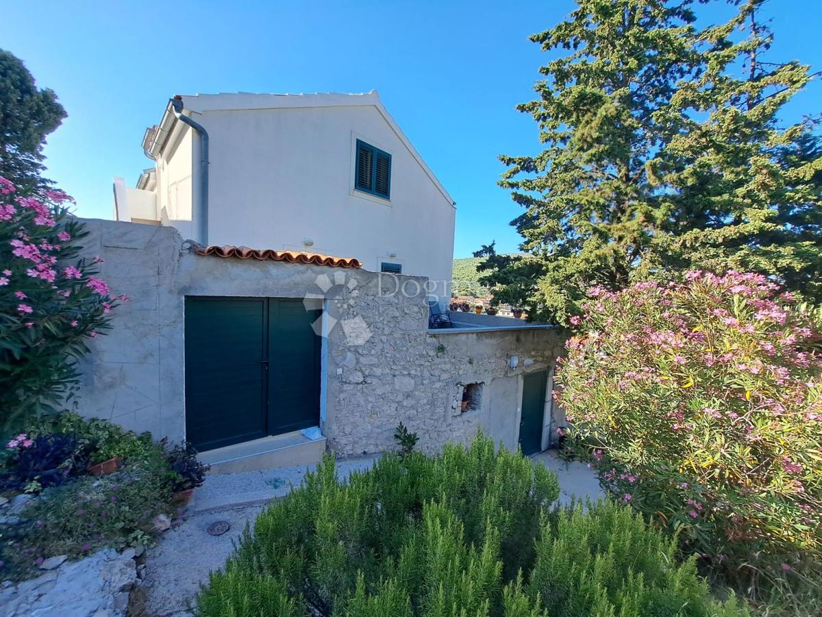 TRIBUNJ – Unica sul mercato! Casa con piscina in posizione eccezionale + ulteriore casa da ristrutturare!