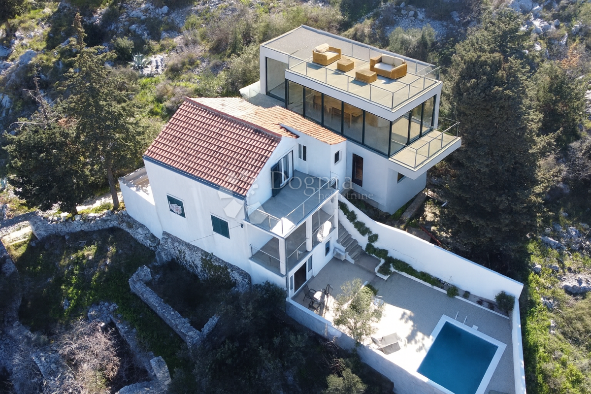 TRIBUNJ – Unica sul mercato! Casa con piscina in posizione eccezionale + ulteriore casa da ristrutturare!