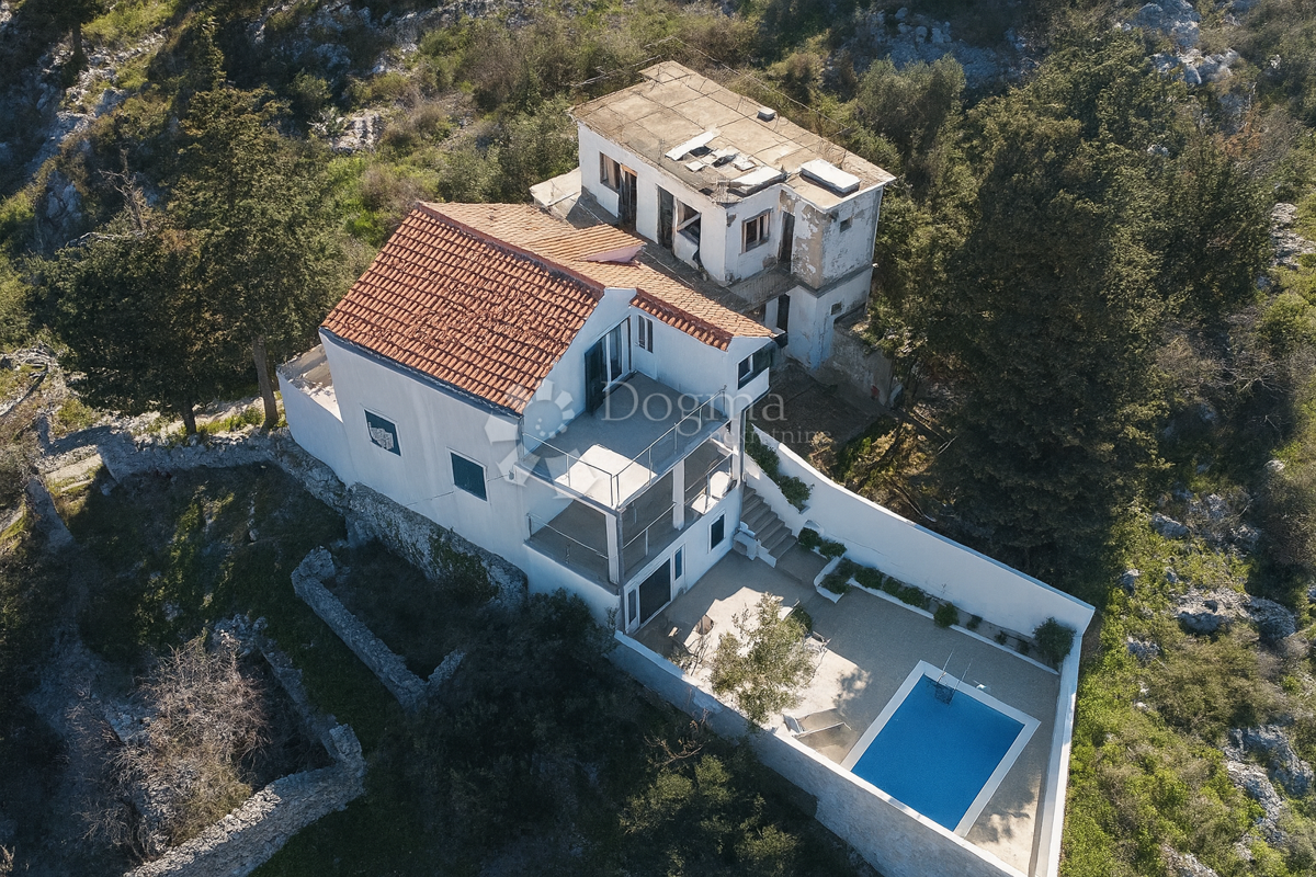 TRIBUNJ – Unica sul mercato! Casa con piscina in posizione eccezionale + ulteriore casa da ristrutturare!