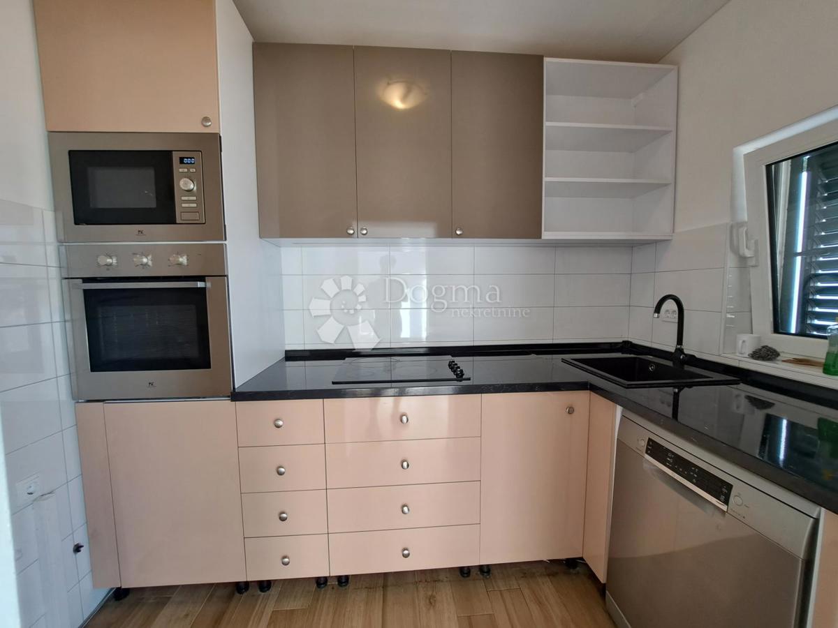 TRIBUNJ – Unica sul mercato! Casa con piscina in posizione eccezionale + ulteriore casa da ristrutturare!