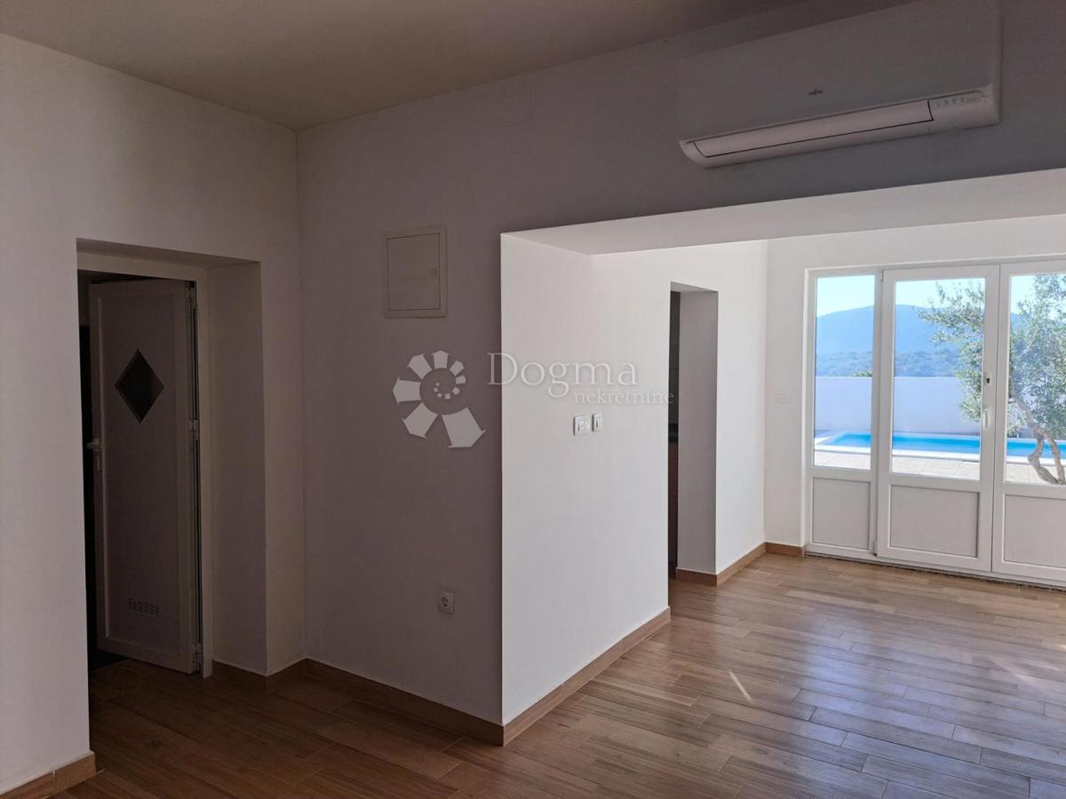 TRIBUNJ – Unica sul mercato! Casa con piscina in posizione eccezionale + ulteriore casa da ristrutturare!