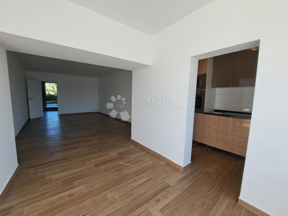 TRIBUNJ – Unica sul mercato! Casa con piscina in posizione eccezionale + ulteriore casa da ristrutturare!