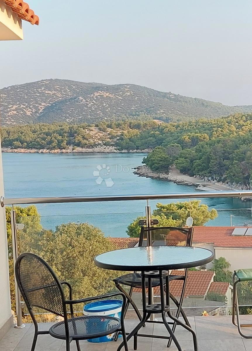 TRIBUNJ – Unica sul mercato! Casa con piscina in posizione eccezionale + ulteriore casa da ristrutturare!