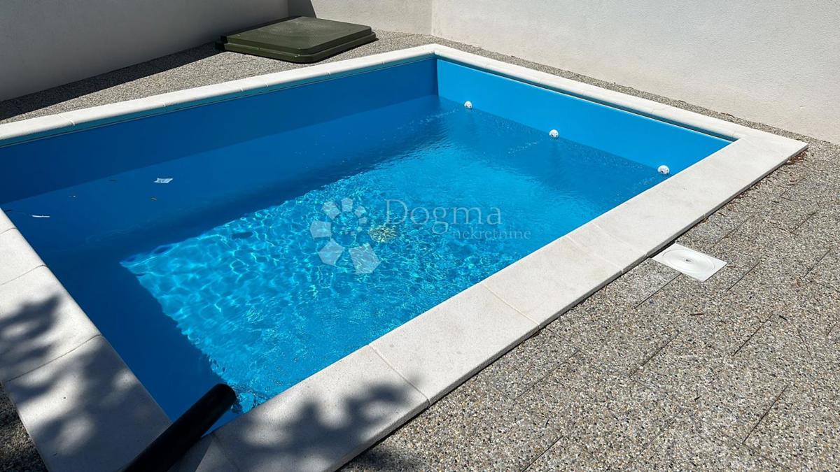 TRIBUNJ – Unica sul mercato! Casa con piscina in posizione eccezionale + ulteriore casa da ristrutturare!