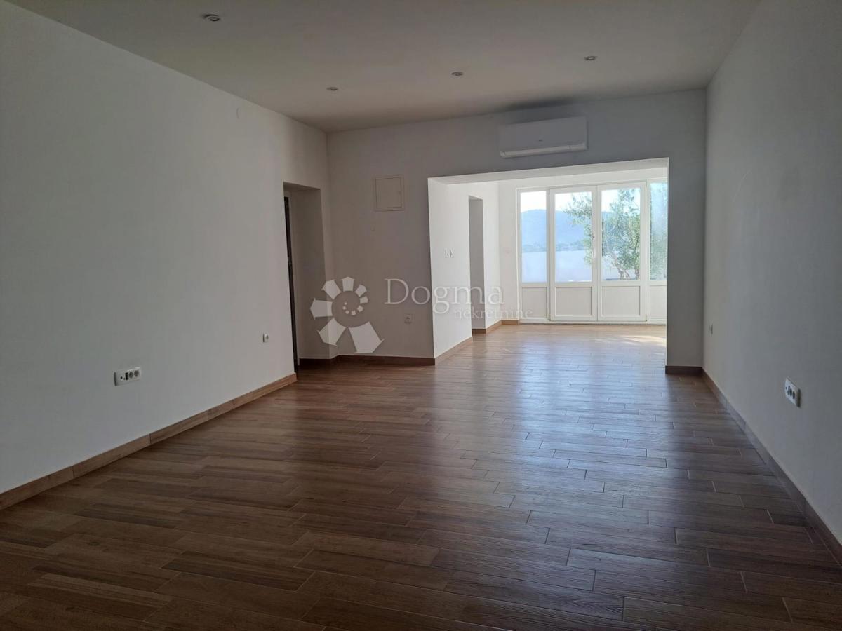 TRIBUNJ – Unica sul mercato! Casa con piscina in posizione eccezionale + ulteriore casa da ristrutturare!