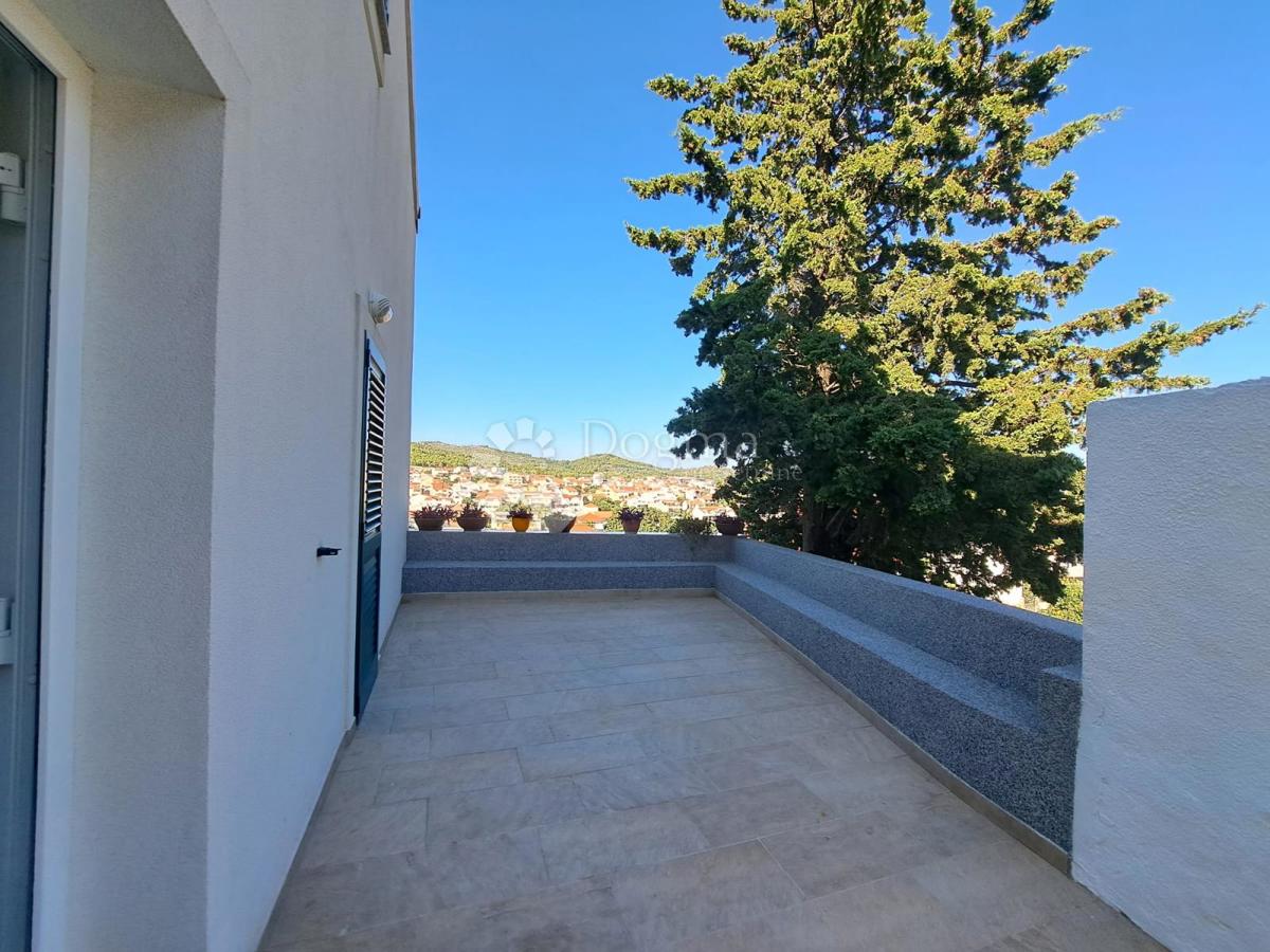 TRIBUNJ – Unica sul mercato! Casa con piscina in posizione eccezionale + ulteriore casa da ristrutturare!