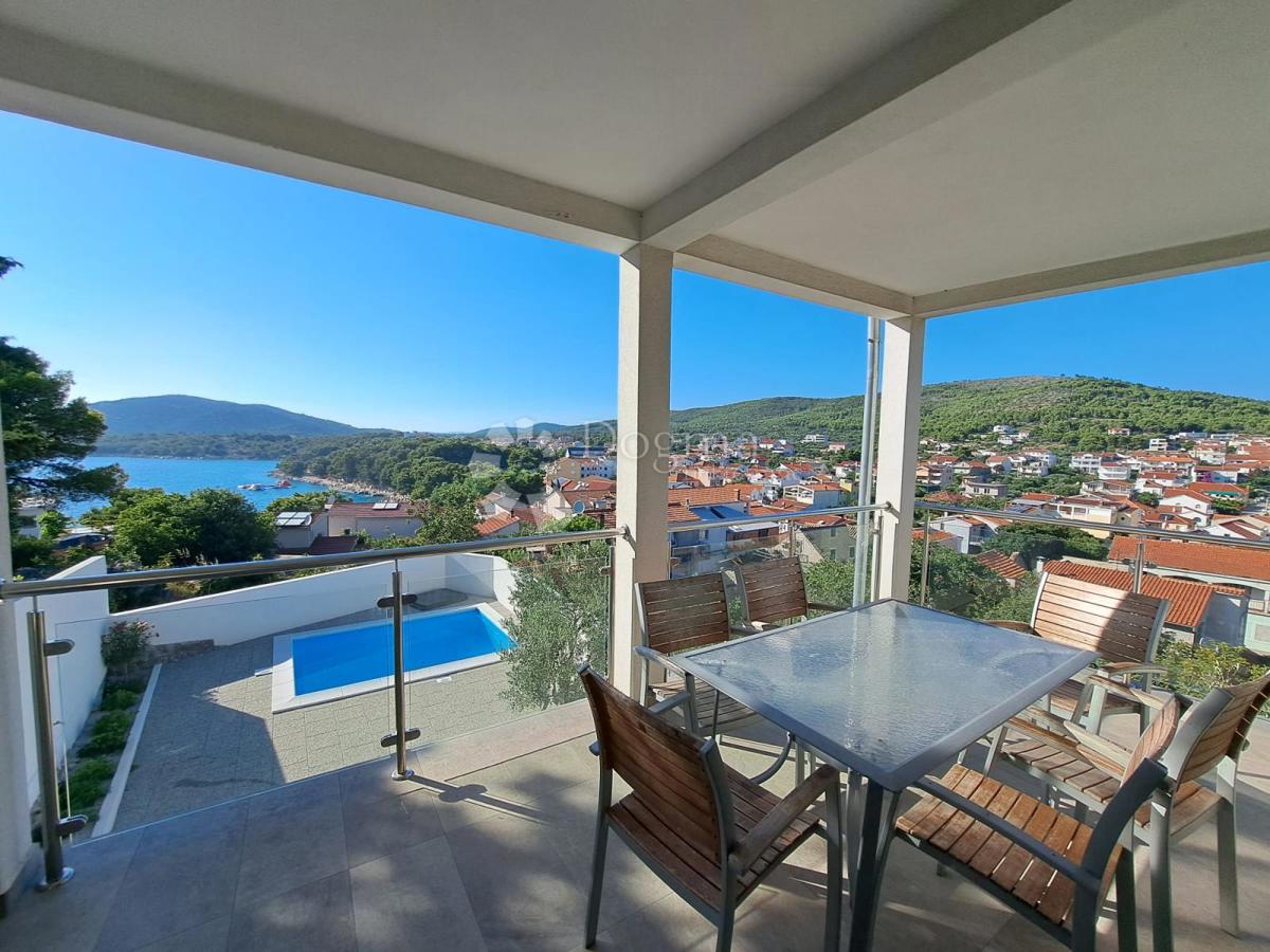 TRIBUNJ – Unica sul mercato! Casa con piscina in posizione eccezionale + ulteriore casa da ristrutturare!