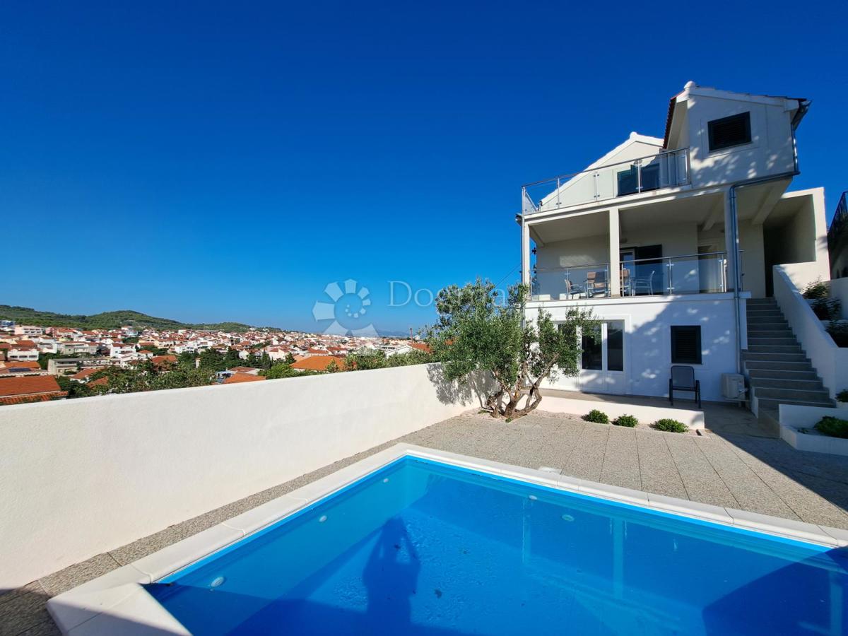 TRIBUNJ – Unica sul mercato! Casa con piscina in posizione eccezionale + ulteriore casa da ristrutturare!