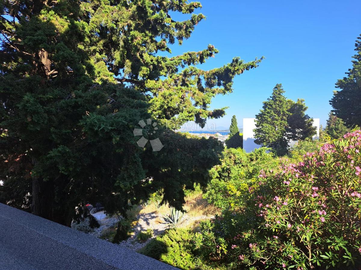 TRIBUNJ – Unica sul mercato! Casa con piscina in posizione eccezionale + ulteriore casa da ristrutturare!