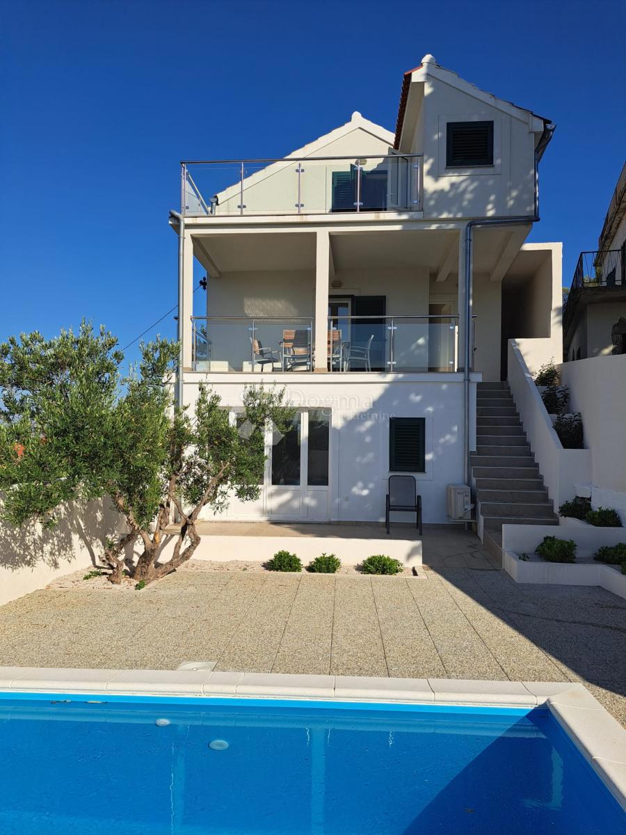 TRIBUNJ – Unica sul mercato! Casa con piscina in posizione eccezionale + ulteriore casa da ristrutturare!