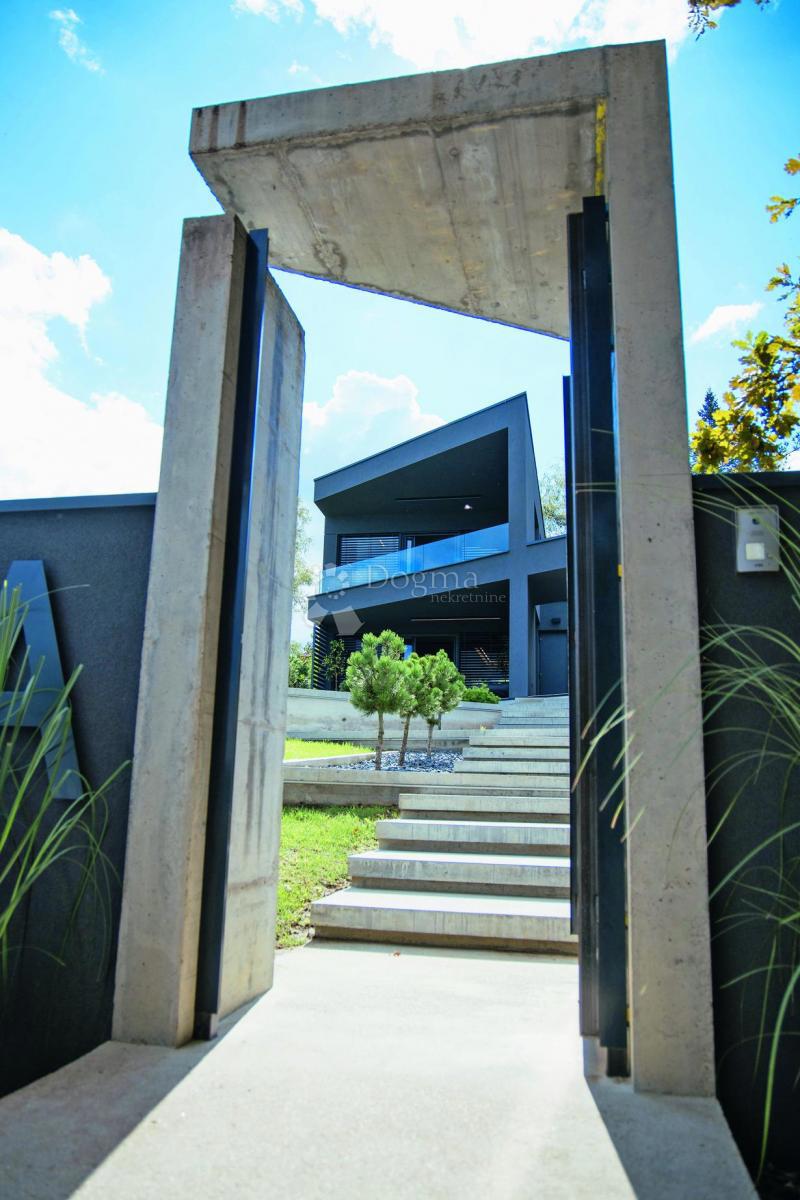 Zona Zagabria, villa di lusso in un quartiere tranquillo