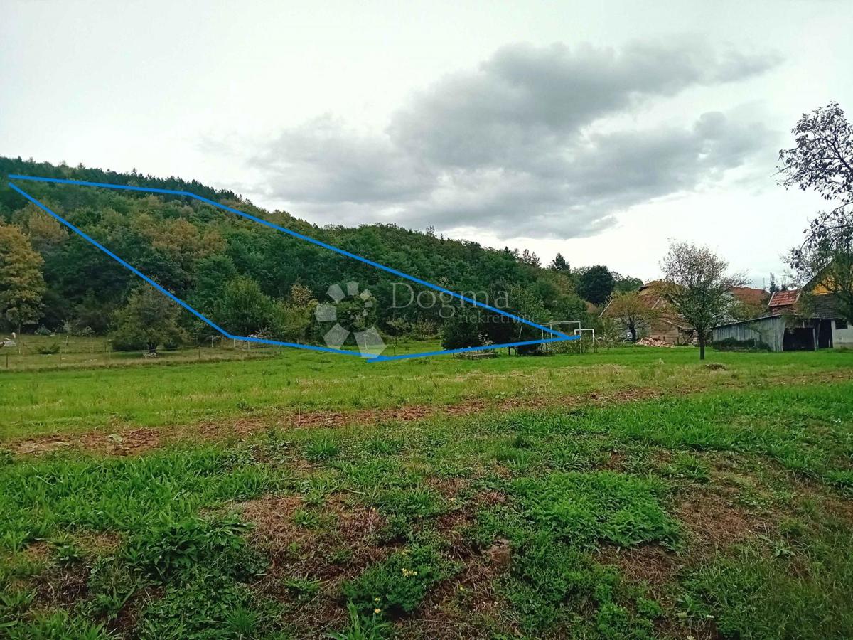 Terreno attraente con vista panoramica sulla valle del Gacka 