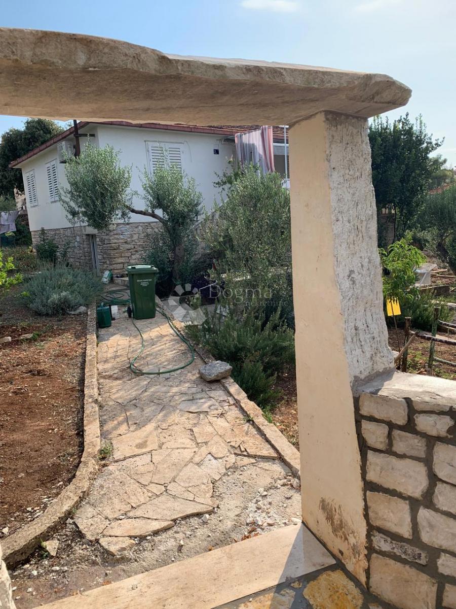 IN VENDITA – AFFASCINANTE CASA FAMILIARE CON AMPIO GIARDINO – SUPETAR, BRAČ