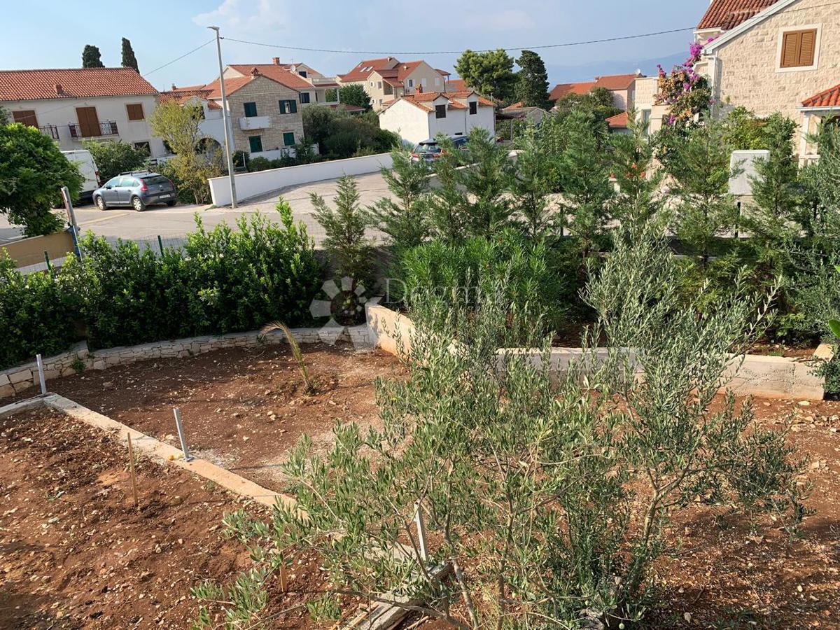 IN VENDITA – AFFASCINANTE CASA FAMILIARE CON AMPIO GIARDINO – SUPETAR, BRAČ