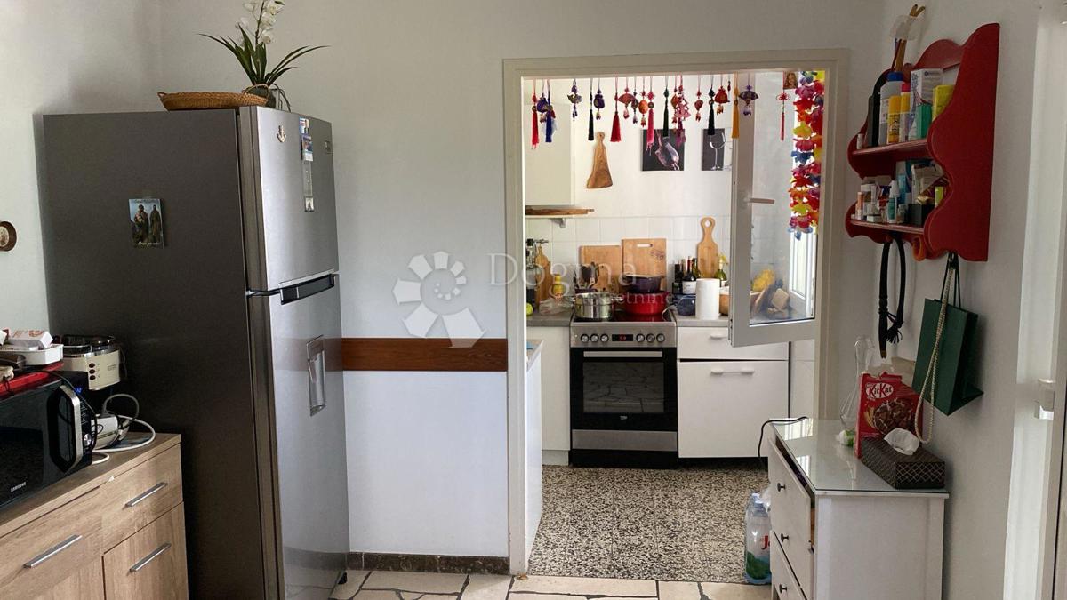 IN VENDITA – AFFASCINANTE CASA FAMILIARE CON AMPIO GIARDINO – SUPETAR, BRAČ