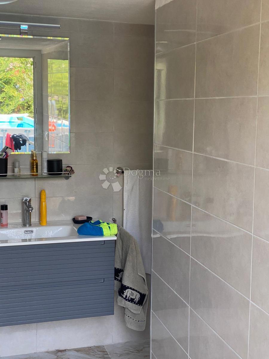 IN VENDITA – AFFASCINANTE CASA FAMILIARE CON AMPIO GIARDINO – SUPETAR, BRAČ