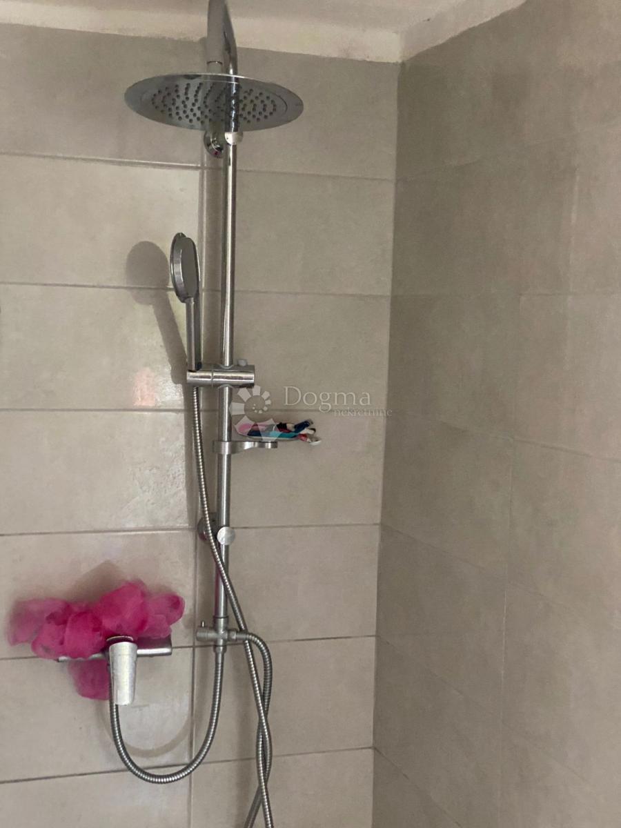 IN VENDITA – AFFASCINANTE CASA FAMILIARE CON AMPIO GIARDINO – SUPETAR, BRAČ