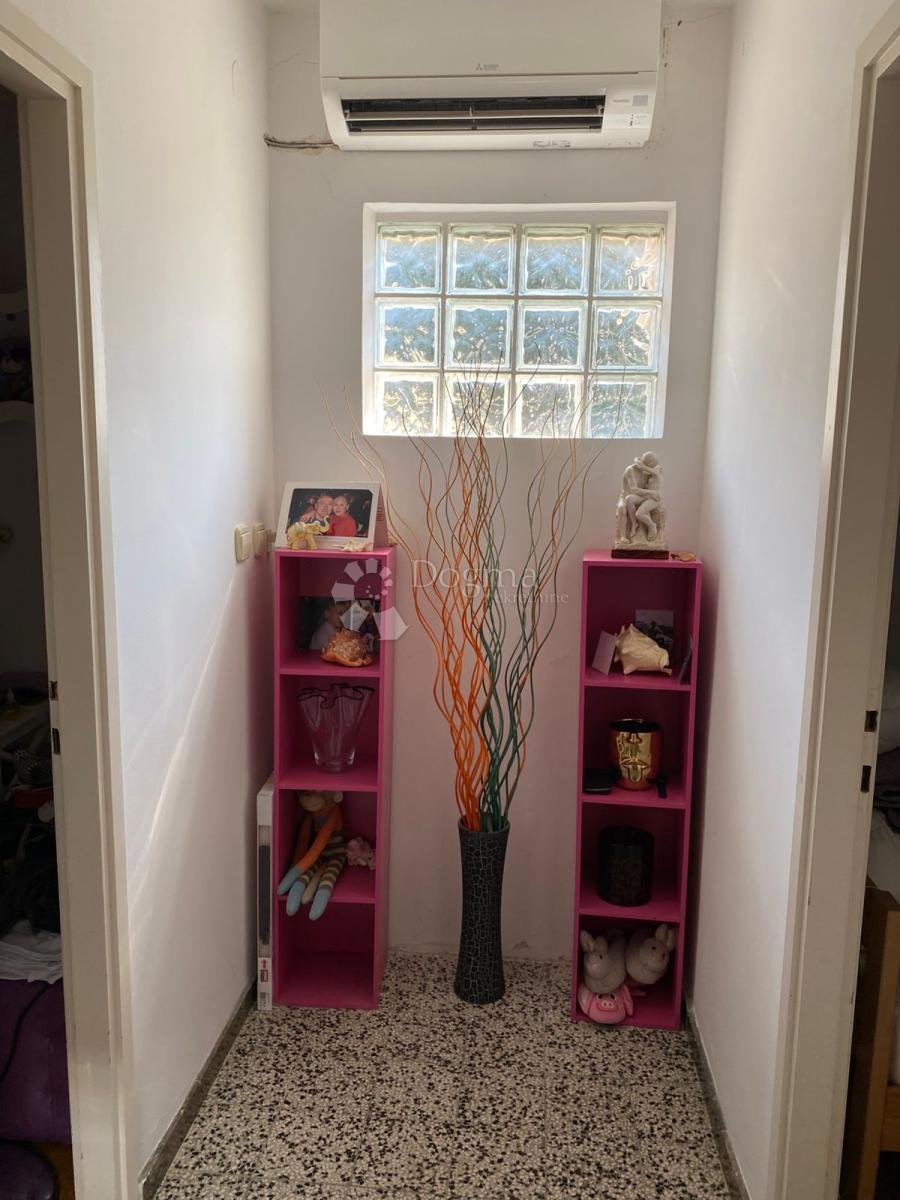 IN VENDITA – AFFASCINANTE CASA FAMILIARE CON AMPIO GIARDINO – SUPETAR, BRAČ