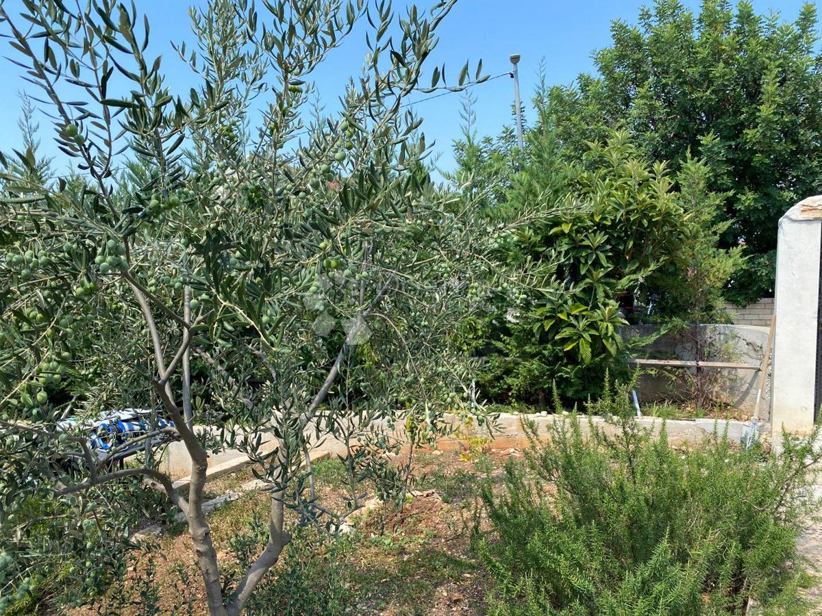 IN VENDITA – AFFASCINANTE CASA FAMILIARE CON AMPIO GIARDINO – SUPETAR, BRAČ