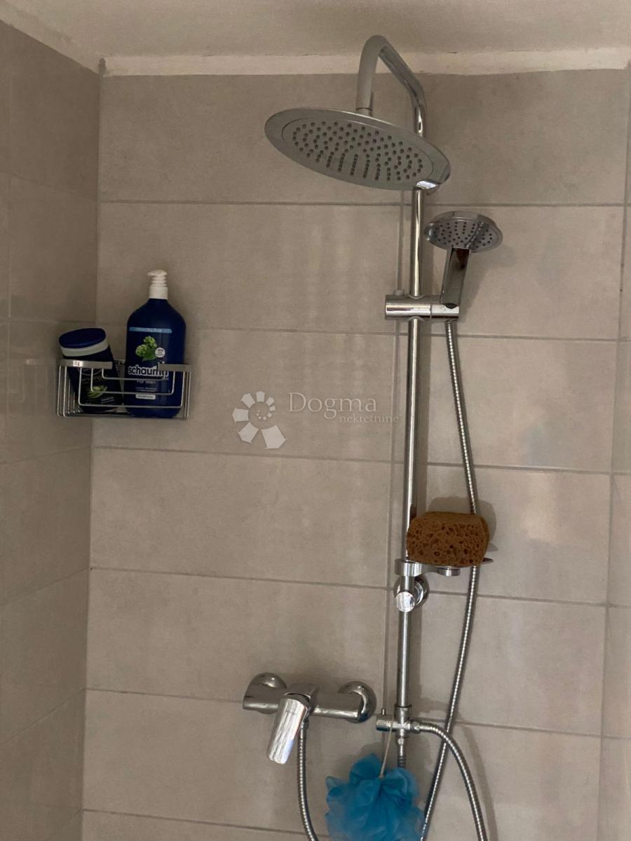 IN VENDITA – AFFASCINANTE CASA FAMILIARE CON AMPIO GIARDINO – SUPETAR, BRAČ