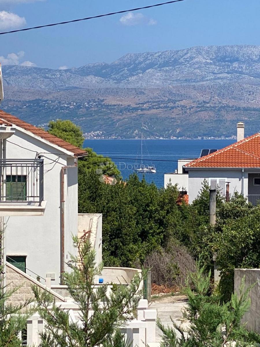 IN VENDITA – AFFASCINANTE CASA FAMILIARE CON AMPIO GIARDINO – SUPETAR, BRAČ