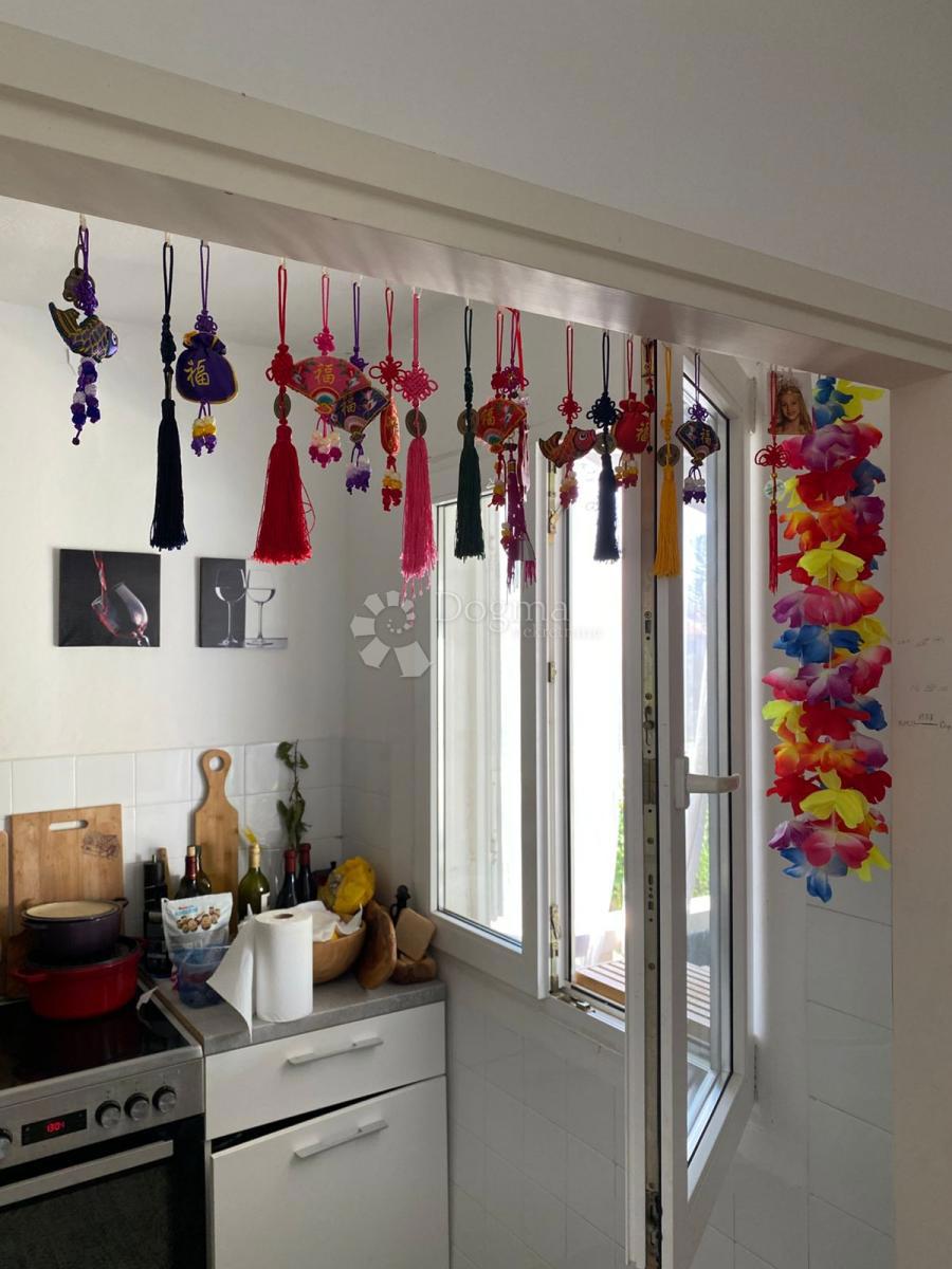 IN VENDITA – AFFASCINANTE CASA FAMILIARE CON AMPIO GIARDINO – SUPETAR, BRAČ