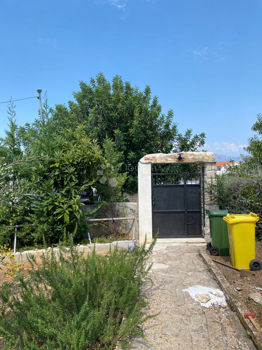IN VENDITA – AFFASCINANTE CASA FAMILIARE CON AMPIO GIARDINO – SUPETAR, BRAČ