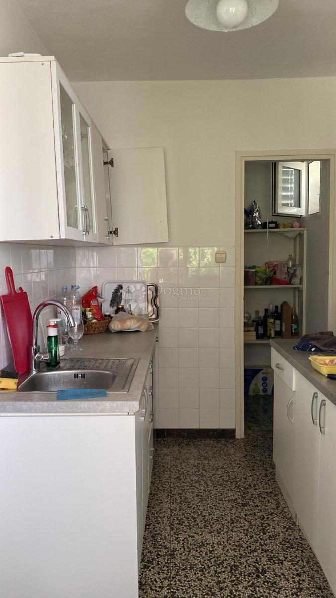 IN VENDITA – AFFASCINANTE CASA FAMILIARE CON AMPIO GIARDINO – SUPETAR, BRAČ