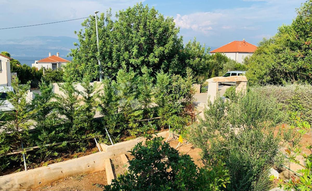 IN VENDITA – AFFASCINANTE CASA FAMILIARE CON AMPIO GIARDINO – SUPETAR, BRAČ