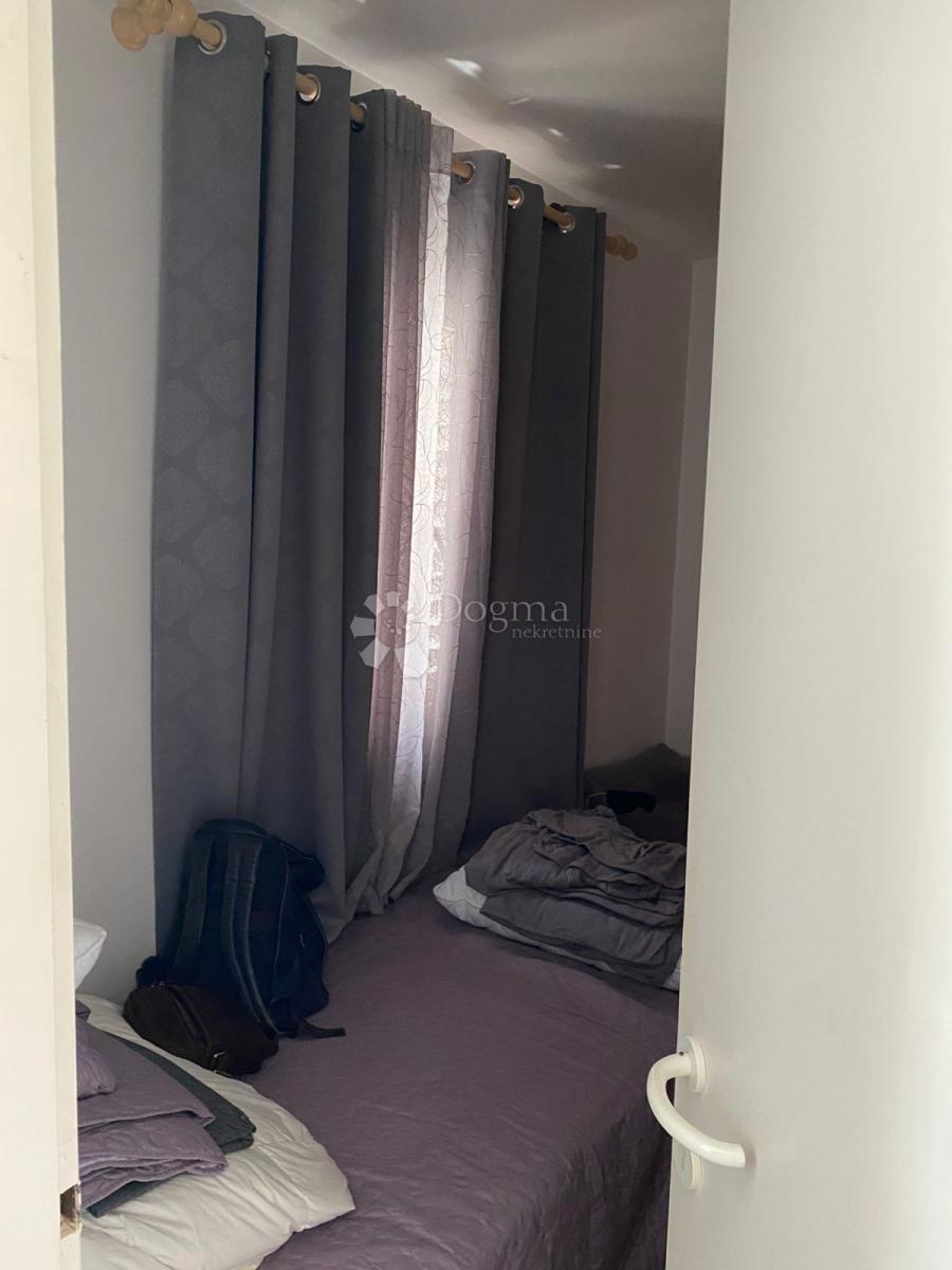 IN VENDITA – AFFASCINANTE CASA FAMILIARE CON AMPIO GIARDINO – SUPETAR, BRAČ