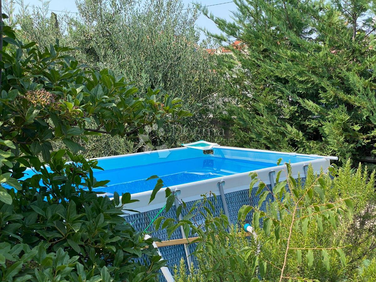 IN VENDITA – AFFASCINANTE CASA FAMILIARE CON AMPIO GIARDINO – SUPETAR, BRAČ